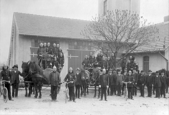 Spritzenhaus der FF Bornim 1923 mit bespannten Einsatzwagen 